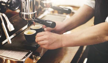 Aprenda como fazer o café ideal com um barista