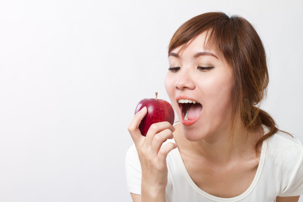 Mulher comendo maçã