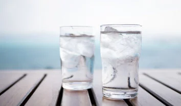 Água gelada faz mal à saúde? Notícia é falsa!