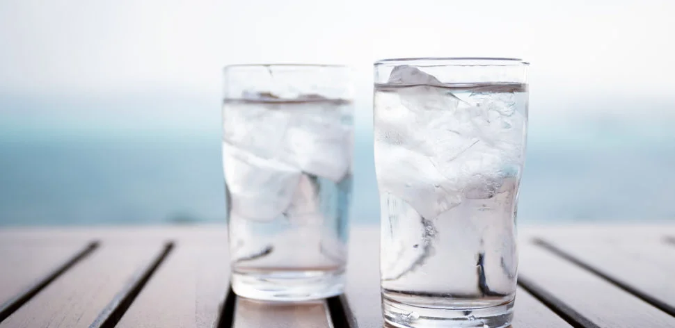 Água gelada faz mal à saúde? Notícia é falsa!