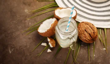 Água de coco realmente faz bem à saúde? Veja 5 benefícios