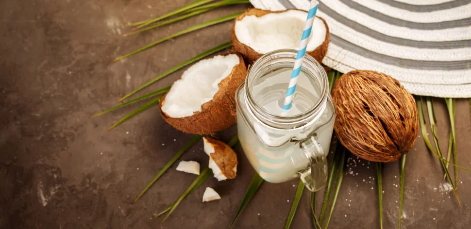 Água de coco realmente faz bem à saúde? Veja 5 benefícios