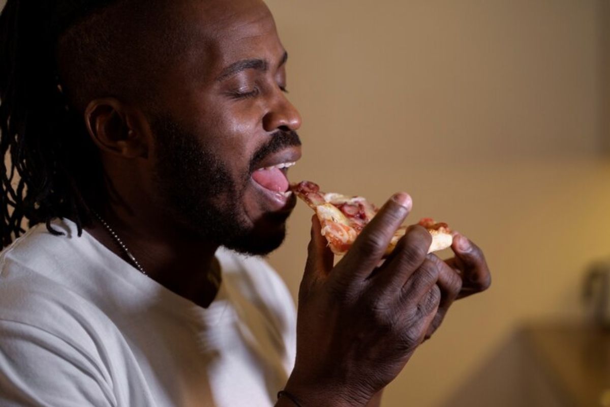 Saiba o que comer à noite para dormir bem