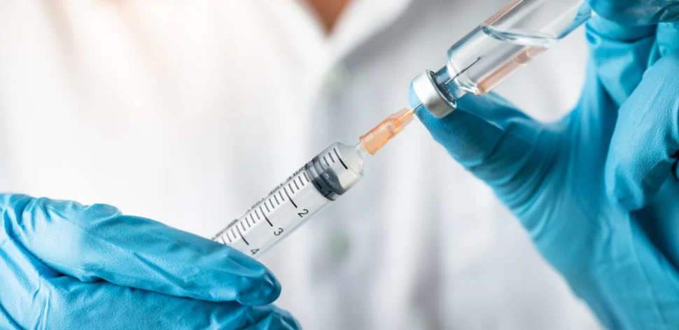 Nobel de Medicina exalta cientistas que ajudaram na criação da vacina contra Covid-19