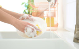 Como lavar louça com esponja multiuso