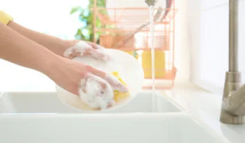 Como lavar louça com esponja multiuso