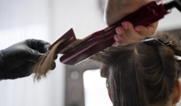 Estudo revela danos ao cabelo devido a escova progressiva e descoloração