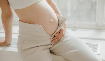 Mulher engravida de gêmeas com inseminação caseira; saiba os riscos da prática