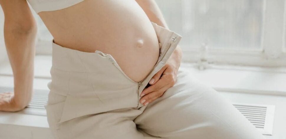 Mulher engravida de gêmeas com inseminação caseira; saiba os riscos da prática