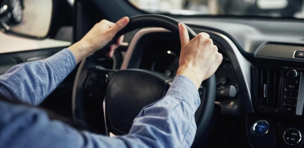 Essa postura ao volante pode ser fatal para o motorista; veja a posição correta