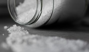Rinite e sinusite: veja como usar o sal para aliviar os sintomas