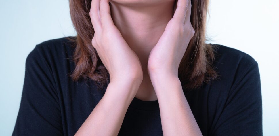 Dores no pescoço: como prevenir e aliviar o desconforto, segundo especialistas