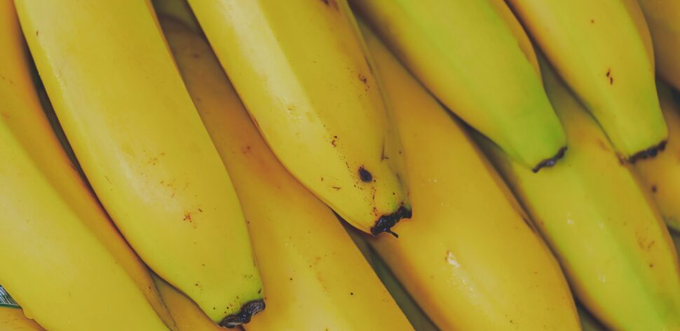 Viral no TikTok: banana com água morna, emagrece?