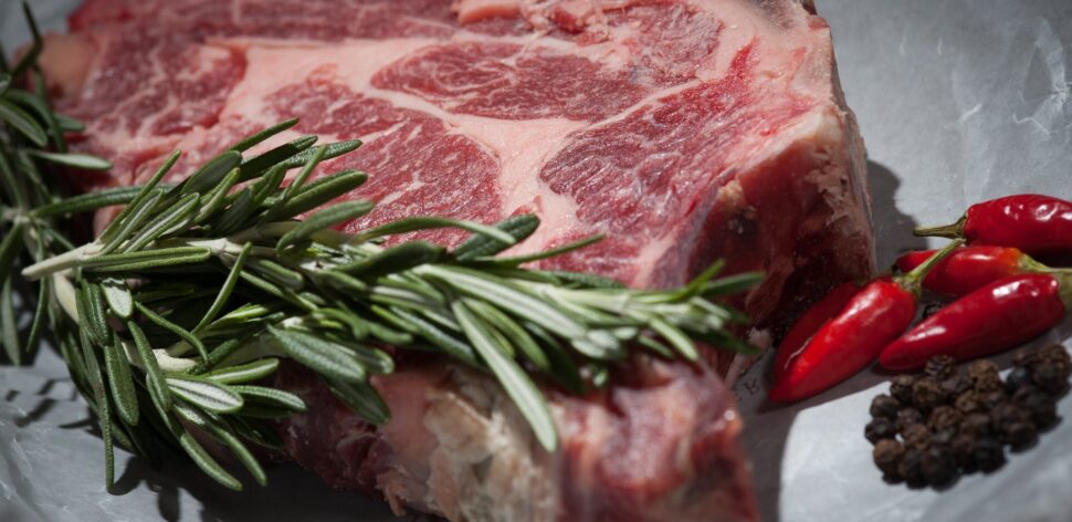 Carne vermelha apodrece no intestino? Veja mitos e verdades