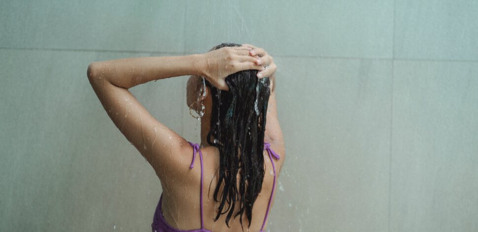 Como a água do chuveiro afeta os seus cabelos?