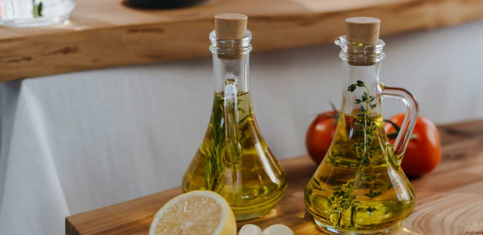 Azeite de oliva ajuda a emagrecer? Veja 3 benefícios do óleo vegetal