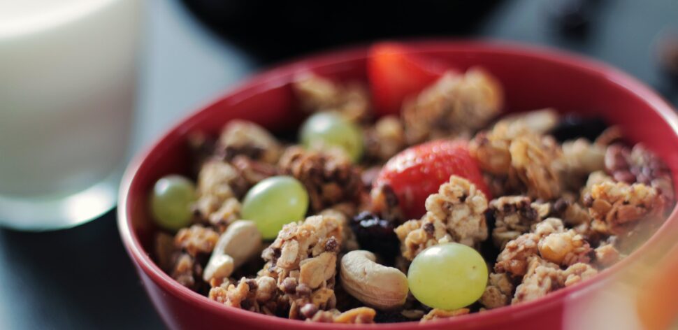 Como fazer uma granola caseira deliciosa e nutritiva? Veja receita