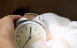 Quanto tempo devemos ficar na cama? Especialistas apontam limites e benefícios