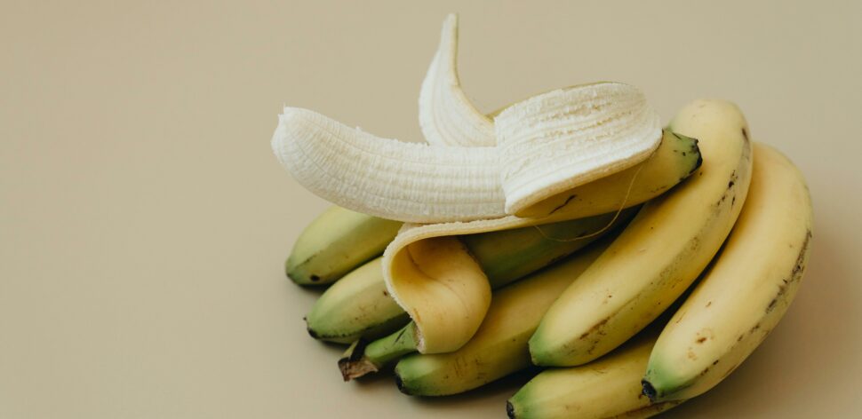 Banana ajuda a reduzir as dores musculares? Entenda benefícios