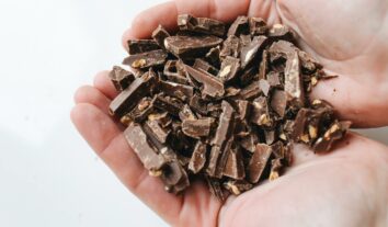 Por que é importante consumir chocolate amargo com moderação?