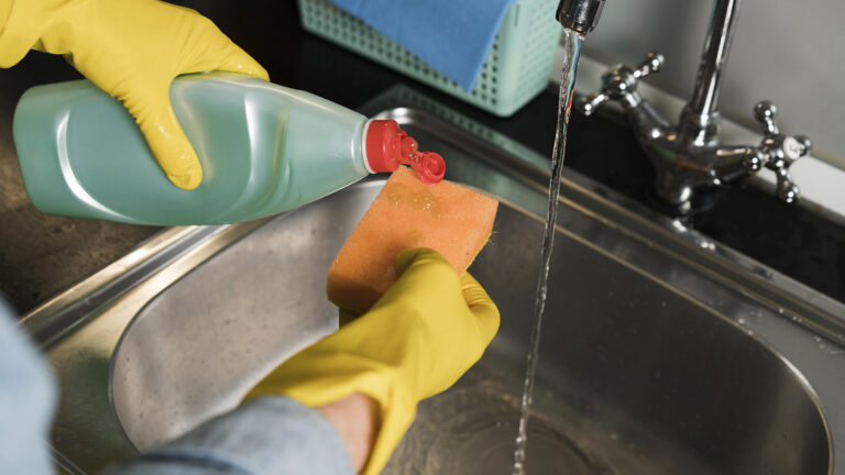 Dicas fáceis para manter a cozinha limpa e livre das bactérias - Foto: Freepik.com