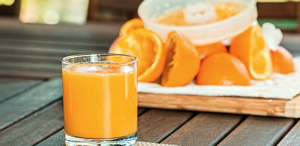 Suco de laranja ajuda na digestão? Veja benefícios dessa bebida clássica