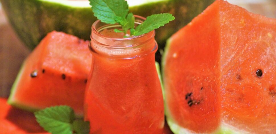 Suco de melancia com gengibre anti-inflamatório; veja a receita e benefícios