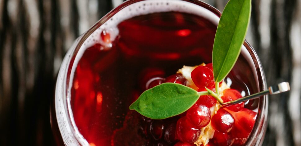 Suco de romã com uva previne o envelhecimento? Veja benefícios e como preparar