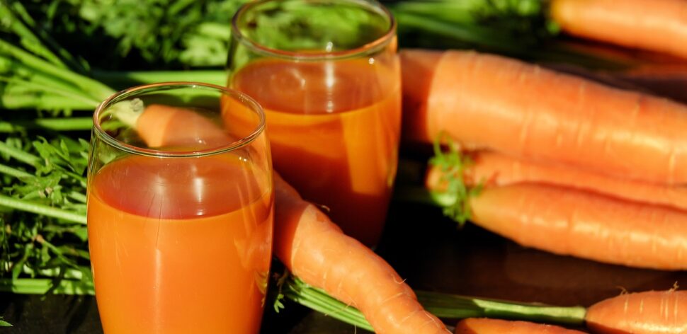 Suco detox de cenoura com limão previne o envelhecimento precoce; veja receita