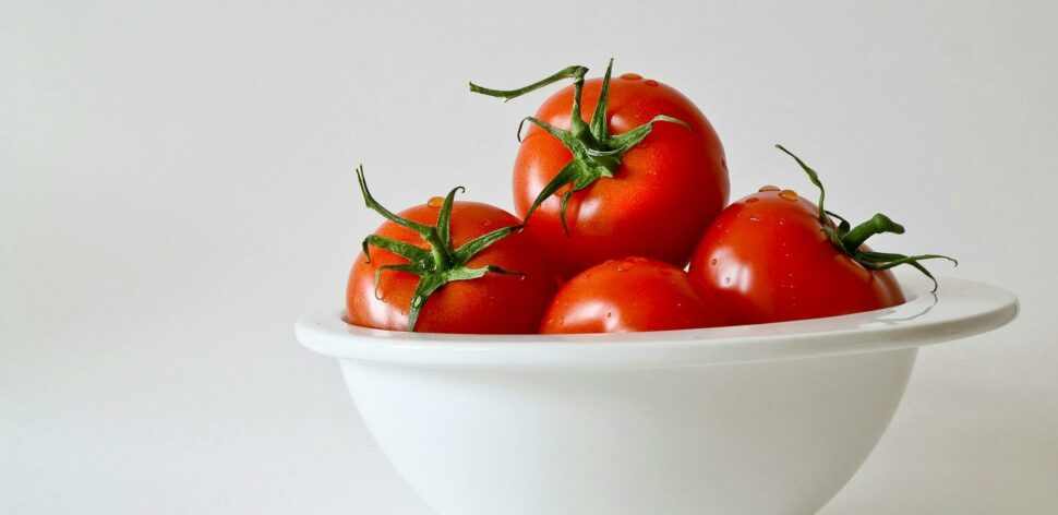 Como o tomate protege a nossa pele dos danos do sol?