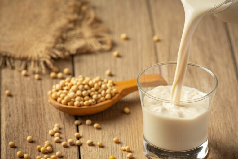 O leite de soja é rico em vitamina A, potássio, vitamina K, isoflavonas