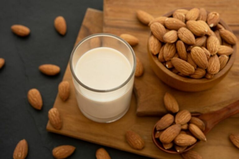 O leite de amêndoa é uma aposta considerada versátil e nutritiva