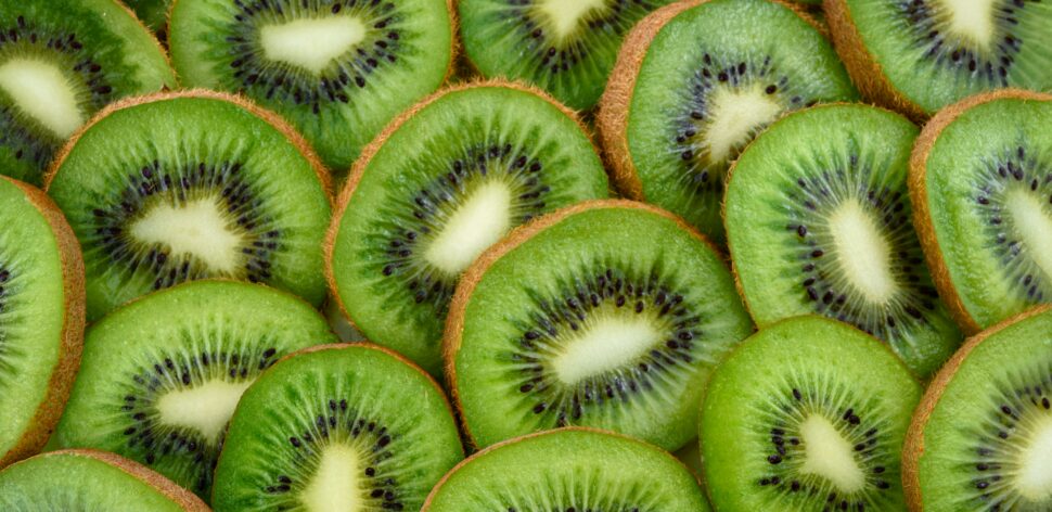 Kiwi ajuda na circulação? Veja 6 benefícios da fruta