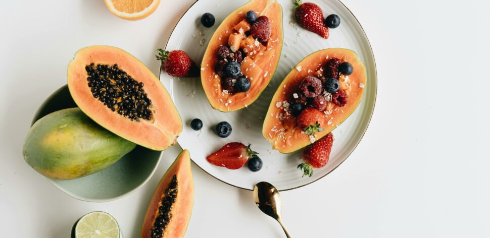 Mamão: veja benefícios da fruta para o corpo que vão além de regular o intestino