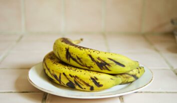 Chá de banana com cravo-da-índia: veja benefícios e como preparar