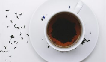 Chá de cravo-da-índia faz bem para os cabelos? Descubra a verdade
