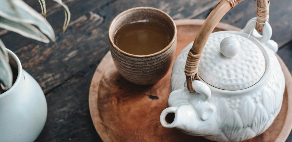 Existe chá para ajudar a descer a menstruação? Descubra