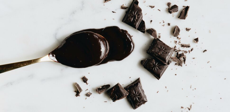 Chocolate amargo diminui a vontade de fumar? Veja benefícios