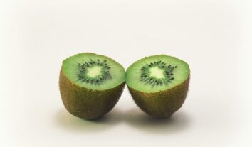 Kiwi: pode comer a casca? Veja benefícios da fruta