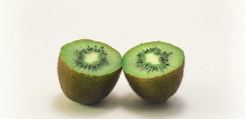Kiwi: pode comer a casca? Veja benefícios da fruta