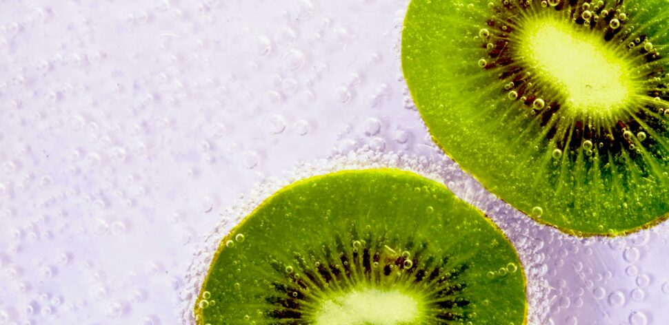 Comer kiwi todos os dias melhora o humor em poucos dias; veja benefícios