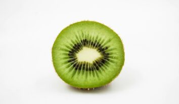 Comer kiwi controla a pressão arterial? Veja 8 benefícios