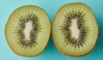 Comer kiwi ajuda no combate da anemia? Veja benefícios