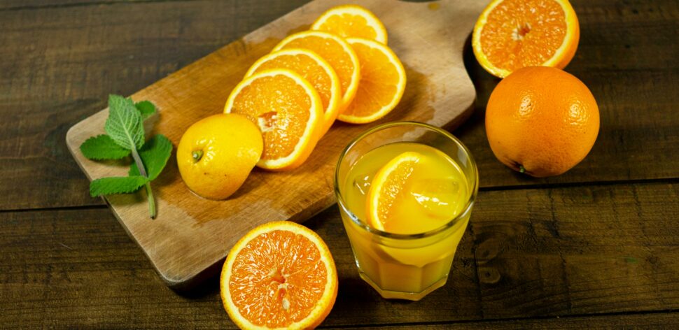 Suco detox de couve, laranja e gengibre: veja receita e seus benefícios
