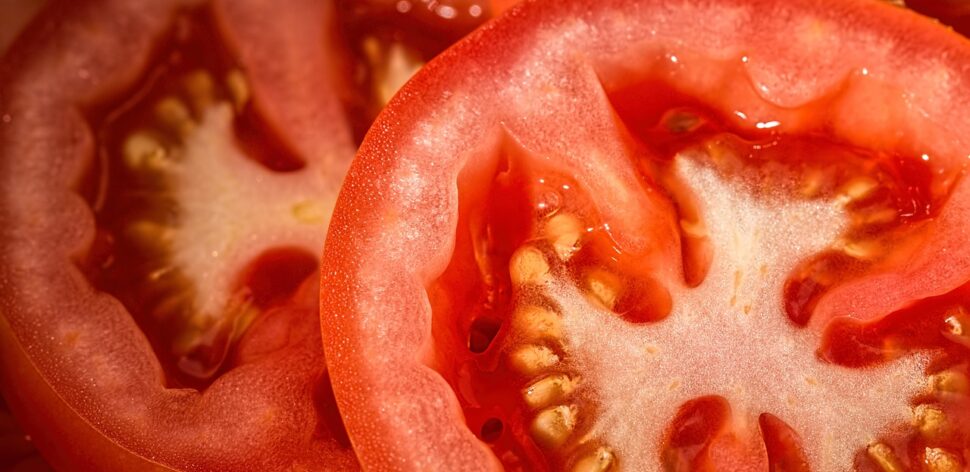 Suco detox de tomate e gengibre: veja benefícios e como preparar bebida