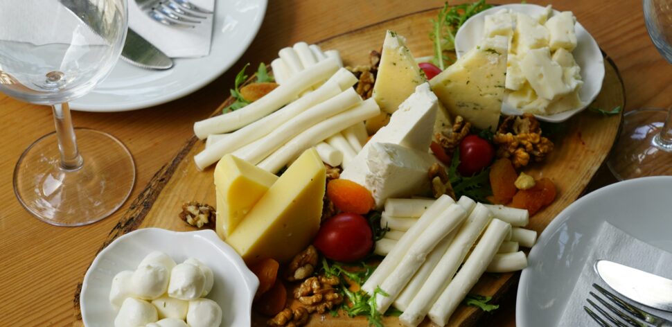 Quantos tipos de queijos existem? Veja 5 exemplos e seus benefícios