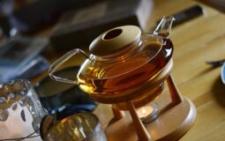 Chá de quebra-pedra só é bom para os rins? Descubra benefícios da bebida