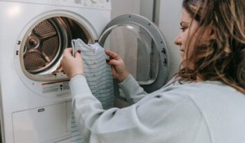 Máquina de lavar roupa: qual é o jeito certo de higienizar?