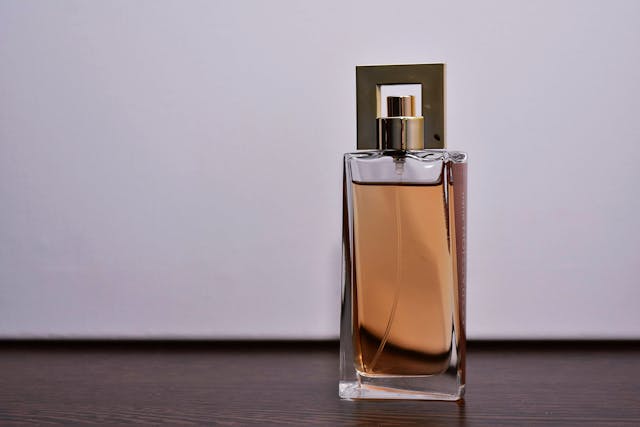 Qual é o jeito certo de passar perfume para fazer o cheiro durar?