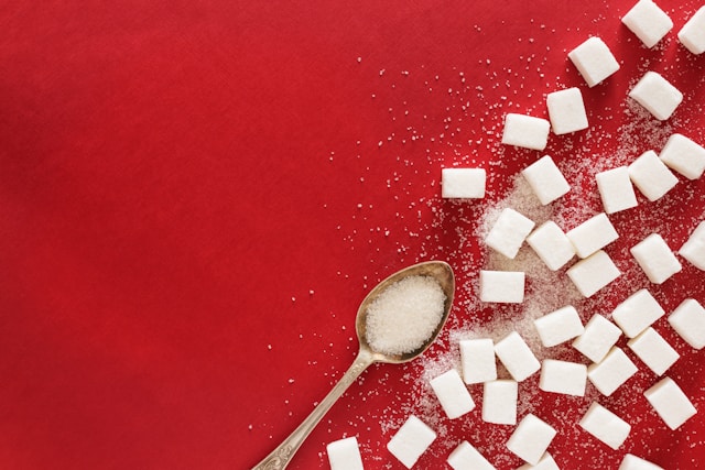 Como diminuir o consumo do açúcar refinado do jeito certo? Veja dicas
